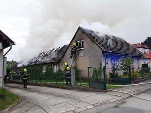 Šest jednotek vyjelo na požár rodinného domu a stodoly. Plameny napáchaly škodu 1,5 milionu korun