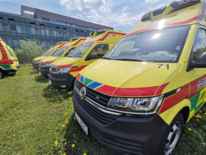 Sedmistupňová převodovka, rychlost až 190km/h. Prohlédněte si zblízka nové sanitky krajských záchranářů