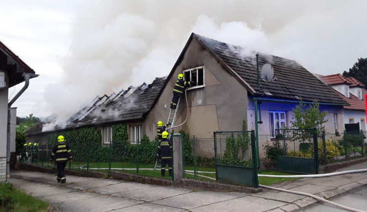 Šest jednotek vyjelo na požár rodinného domu a stodoly. Plameny napáchaly škodu 1,5 milionu korun