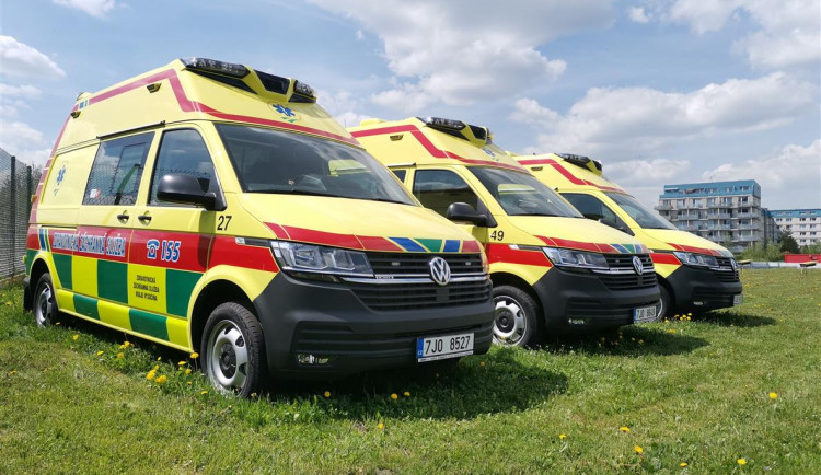 Za pacienty rychleji a bezpečněji. Záchranáři z Vysočiny mají nové sanitky za více než 25 milionů korun