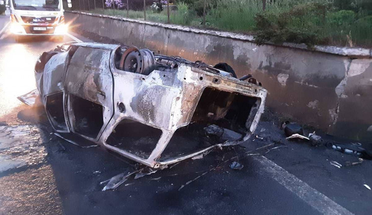 Po noční havárii hořelo u Dušejova auto, dva lidé skončili v péči záchranářů