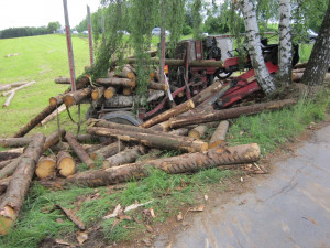 Na Pelhřimovsku havaroval rakouský náklaďák s kulatinou, dřevo se vysypalo na pole