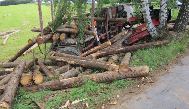 Na Pelhřimovsku havaroval rakouský náklaďák s kulatinou, dřevo se vysypalo na pole 
