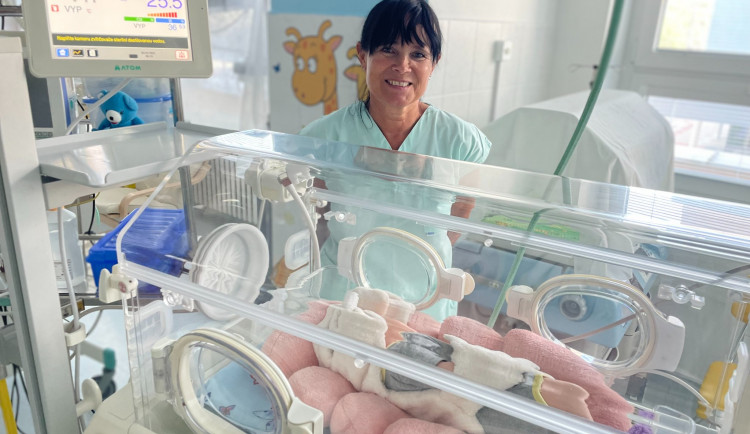 Lepší péče o nejmenší pacienty. Na dětské jipce v Nemocnici Jihlava je devět nových inkubátorů 