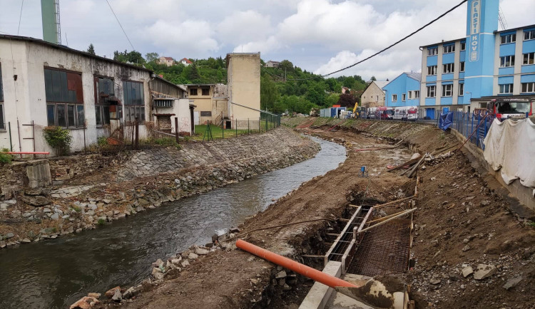 Stavba cyklostezky z Mlýnské na Helenínskou ulici bude možná dokončena už letos. Koryto řeky je zúženo jen dočasně