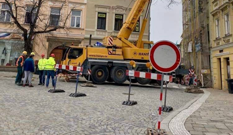 Řidiči, pozor. Brněnská ulice je opět uzavřena, do pátku se jezdí po objížďce