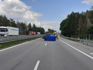 Pondělní nehoda na D1 má již třetí oběť. V nemocnici ráno zemřel zraněný cizinec z dodávky