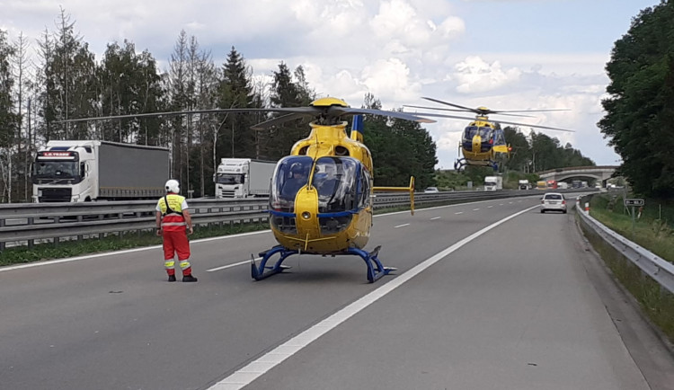Pondělní nehoda na D1 má již třetí oběť. V nemocnici ráno zemřel zraněný cizinec z dodávky