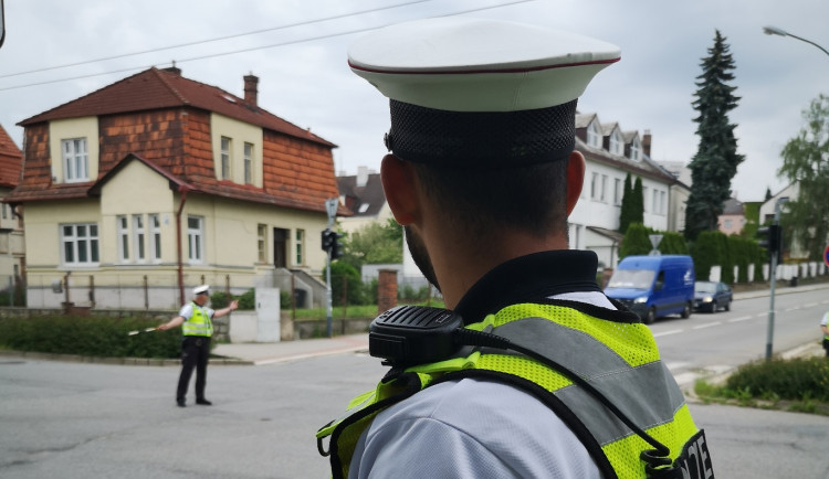 Čtrnáct policistů včetně dvou žen dnes soutěžilo v Jihlavě. Ukázali se na křižovatce i na polygonu