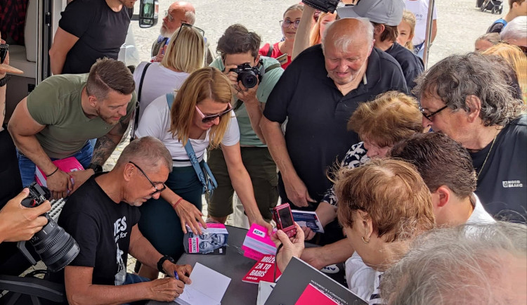 Kdyby to šlo, dám vám deset hlasů. Expremiér Babiš zavítal na Vysočinu, podávalo se sladké pečivo