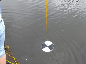 Kotouček k měření průhlednosti vody