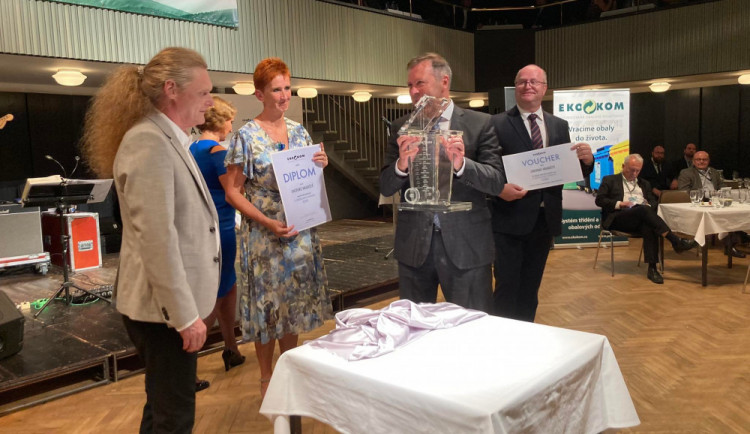 Křišťálová popelnice se stěhuje z východních Čech. Nejlépe třídili lidé v Uherském Hradišti