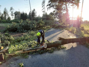 FOTO: Stromy na silnici, nárazový vítr, supercela. Hasiči na Vysočině mají za sebou náročnou službu