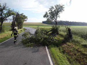 FOTO: Stromy na silnici, nárazový vítr, supercela. Hasiči na Vysočině mají za sebou náročnou službu