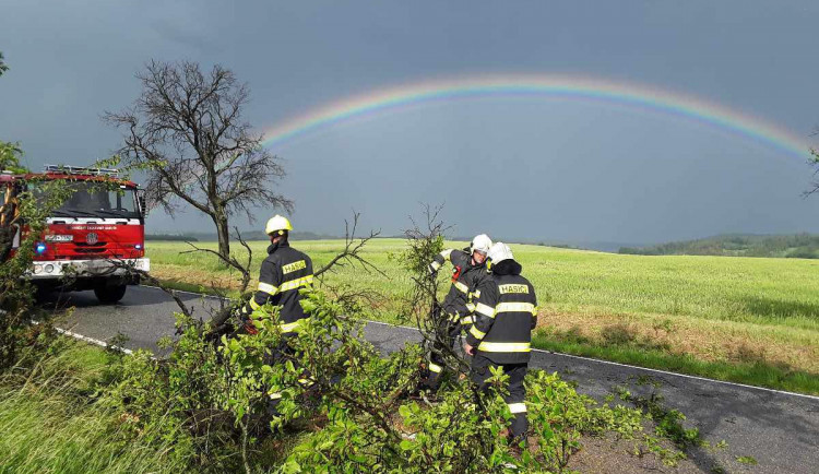 Stromy na silnici, nárazový vítr, supercela. Hasiči na Vysočině mají za sebou náročnou službu