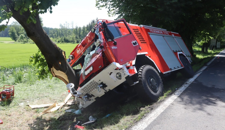 Včera dopoledne havarovalo hasičské vozidlo, policie žádá svědky o záznamy z palubních kamer 