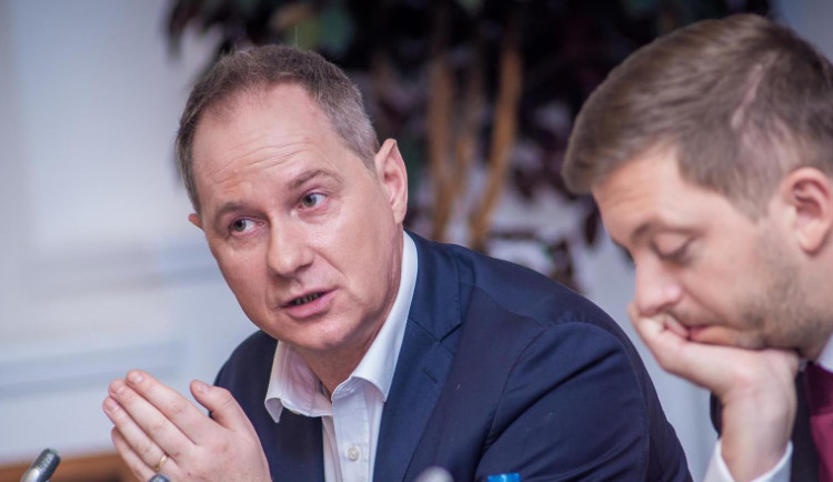 Kvůli kontaktům s obviněným Redlem se ministr školství Petr Gazdík rozhodl rezignovat