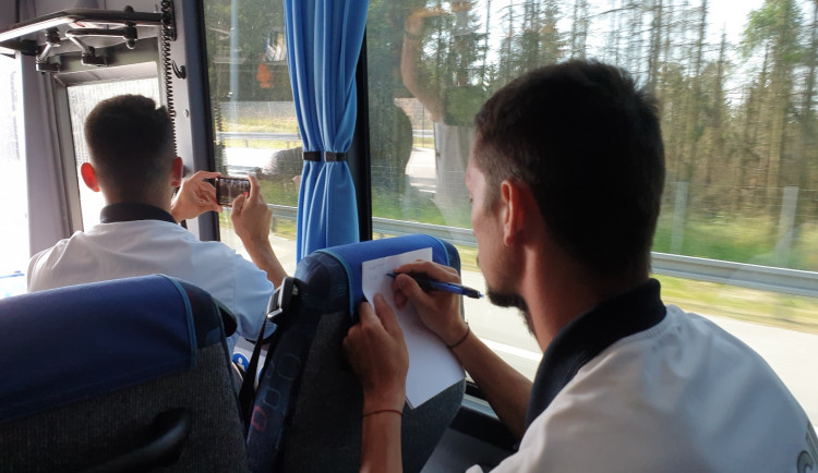 Policie dnes v autobuse hlídkovala na D1. Řada nepřipoutaných řidičů za jízdy telefonovala