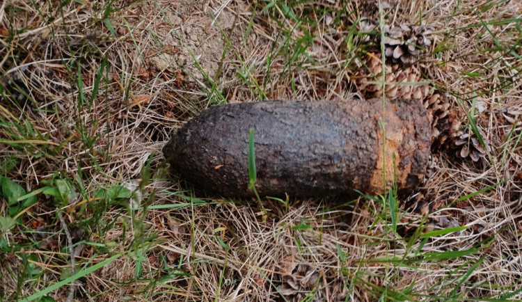 FOTO: Muž našel u potoka granát z druhé světové války. Zlikvidoval ho pyrotechnik