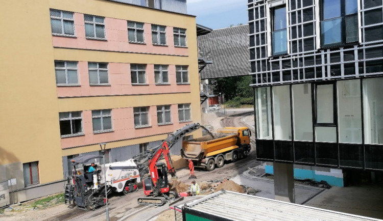 Frézování komunikace v Nemocnici Pelhřimov