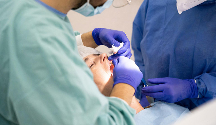 Stipendium začne Vysočina platit dalším sedmi budoucím zubařům. Jde o 80 tisíc na rok
