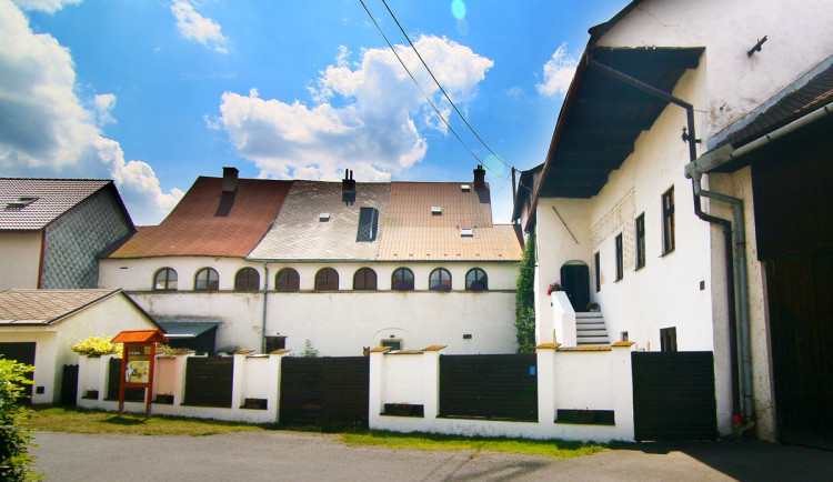 Novoveselský bývalý mlýn vedle bytu prezidenta Miloše Zemana je na prodej