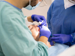 Stipendium začne Vysočina platit dalším sedmi budoucím zubařům. Jde o 80 tisíc na rok