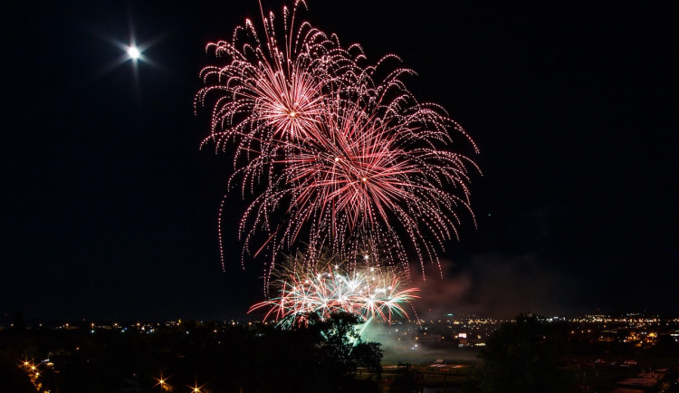 V Brně znovu odpálí rachejtle nad přehradou. K ohňostrojům vzlétnou i drony