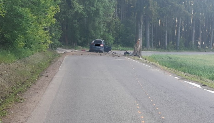 Vážná nehoda na Ždársku, k níž letěl vrtulník. Policie kvůli svědectví hledá ještě jednoho cyklistu
