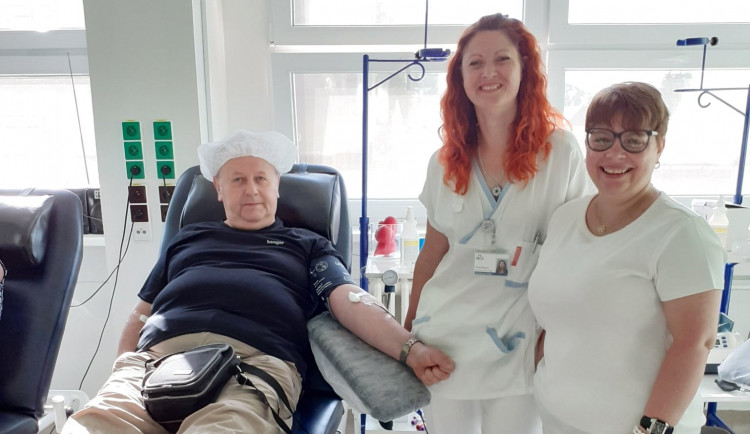 Dárce krve Josef Kratochvíl při svém posledním 104. odběru