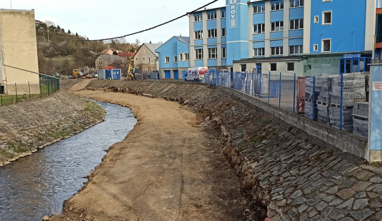 Stavba cyklostezky z Mlýnské na Helenínskou ulici se prodraží o deset milionů, bylo nutné zpevnit břeh u Plastikovu