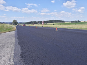 FOTO: U Vladislavi je položený nový mikrokoberec. Omezení pro řidiče tak brzy skončí