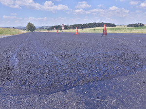 FOTO: U Vladislavi je položený nový mikrokoberec. Omezení pro řidiče tak brzy skončí