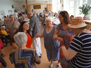 FOTO: Ples v létě? Senioři na Lesnově si ho užili na maximum, přišli i jejich nejbližší