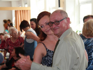 FOTO: Ples v létě? Senioři na Lesnově si ho užili na maximum, přišli i jejich nejbližší