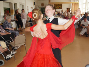 FOTO: Ples v létě? Senioři na Lesnově si ho užili na maximum, přišli i jejich nejbližší