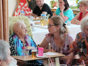 FOTO: Ples v létě? Senioři na Lesnově si ho užili na maximum, přišli i jejich nejbližší