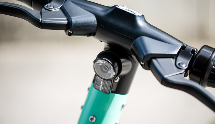 Řidič elektrické koloběžky na Bedřichově narazil do stromu a přivodil si těžké zranění