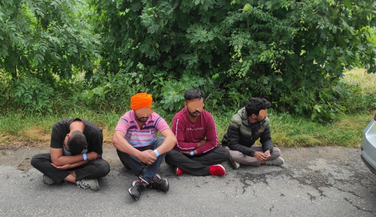 Od Štoků k D1 jde skupina mužů, jeden z nich má na hlavě turban, znělo v oznámení na tísňové lince