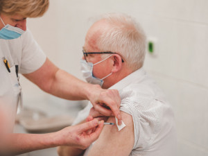 Vakcinologové doporučují čtvrté očkování proti covidu-19 lidem nad 60 let