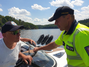Policisté dnes na dalešické přehradě rozdávali pokuty, hlavně vůdcům lodí