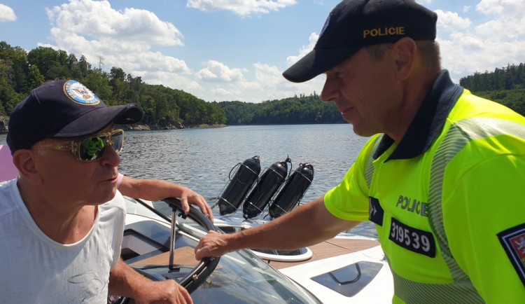 Policisté dnes na dalešické přehradě rozdávali pokuty, hlavně vůdcům lodí