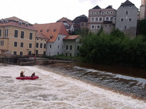 Fotografie z pátrací akce na Vltavě v Českém Krumlově. Foto: Policie ČR