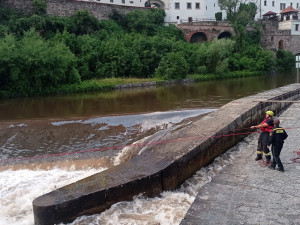 Fotografie z pátrací akce na Vltavě v Českém Krumlově. Foto: Policie ČR