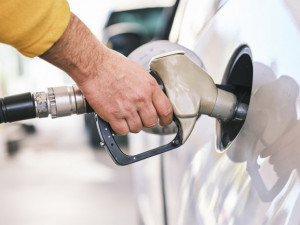 Během prvního týdne prázdnin nepatrně klesla cena benzinu