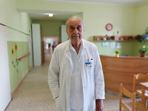 Emeritní primář z pelhřimovské nemocnice slaví 90 let, stále tam slouží. Člověk je spokojený, když v práci vše funguje, říká Leman