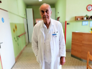 Emeritní primář z pelhřimovské nemocnice slaví 90 let. Člověk je spokojený, když v práci vše funguje, říká Vladimír Leman
