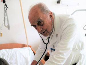 Emeritní primář z pelhřimovské nemocnice slaví 90 let. Člověk je spokojený, když v práci vše funguje, říká Vladimír Leman