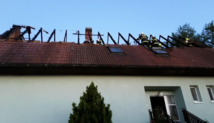 Hasiči v noci vyjeli k požáru rodinného domu. Hořelo tam kvůli jídlu na sporáku