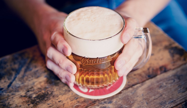 Budějovický Budvar je doma v jižních Čechách, ale slavný je po celém světě